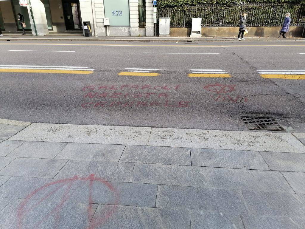 Scritte e volantini davanti a Palazzo Estense contro Piero Galparoli