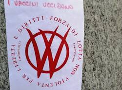 Scritte e volantini davanti a Palazzo Estense contro Piero Galparoli