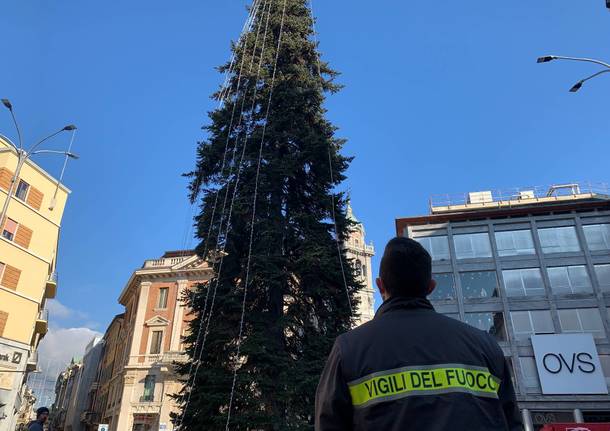 Ultimi preparativi per il natale in piazza Monte Grappa a Varese