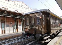 Una carrozza di 97 anni solca i binari della stazione di Saronno