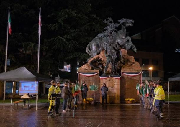 Varese - Alpini veglia notturna al monumento dei caduti