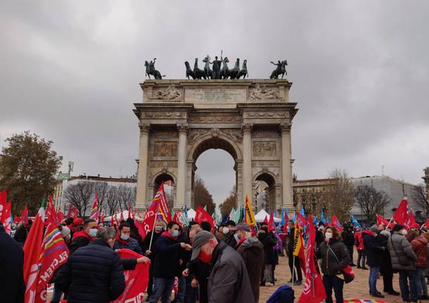 Varese, Spi e Cgil alla manifestazione lombarda contro la manovra finanziaria