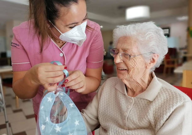 Villaggio Amico all'ospedale di Rho per donare ai bambini bavaglini realizzati a mano dalle ospiti delle Rsa