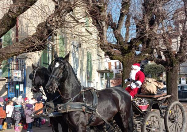 A Lissago Babbo Natale arriva in carrozza