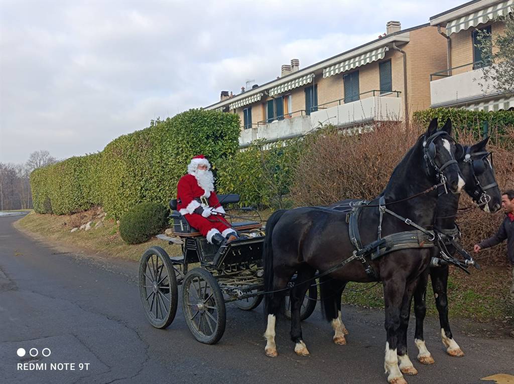 A Lissago Babbo Natale arriva in carrozza