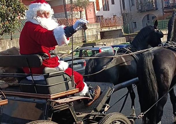 A Lissago Babbo Natale arriva in carrozza