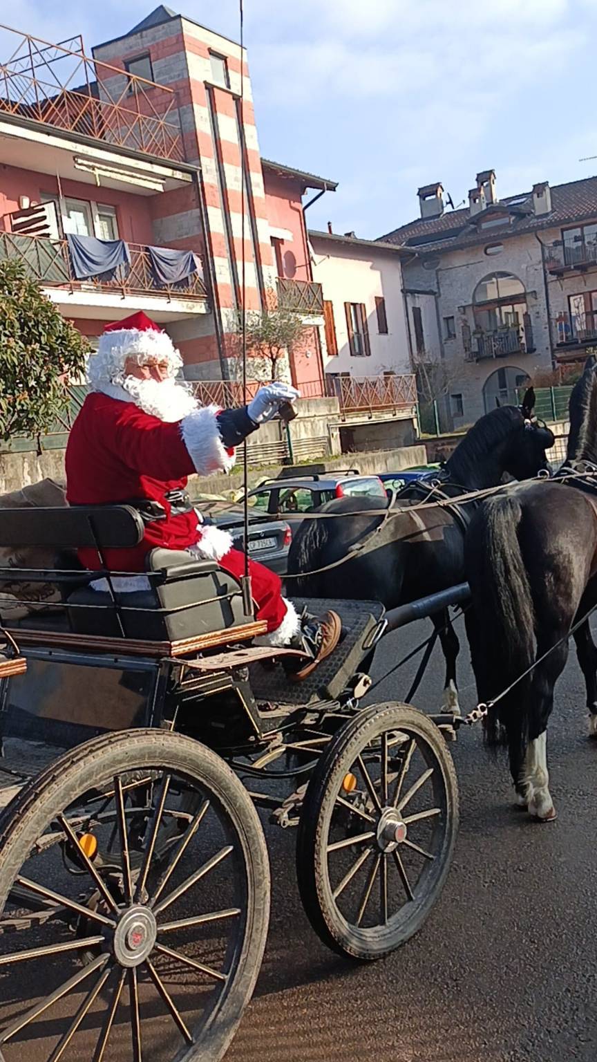 A Lissago Babbo Natale arriva in carrozza