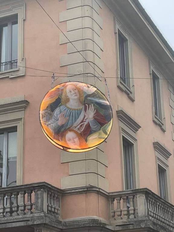 A Saronno installazioni luminose con la natività di Bernardino Luini e gli angeli dipinti da Gaudenzio Ferrari