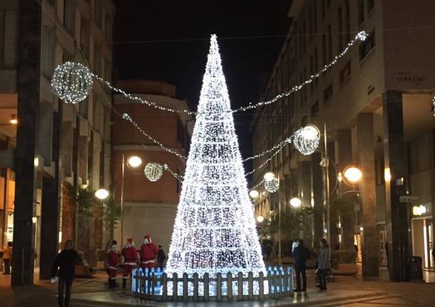 A Varese e nel Varesotto, il Natale illumina e colora strade e piazze