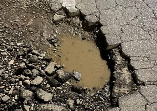 buche in via de gasperi a villa cortese