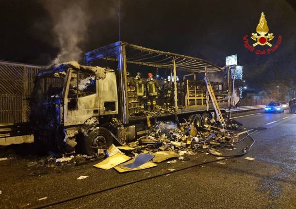 Camion in fiamme sulla 336 a Cardano al Campo: strada chiusa per circa un'ora