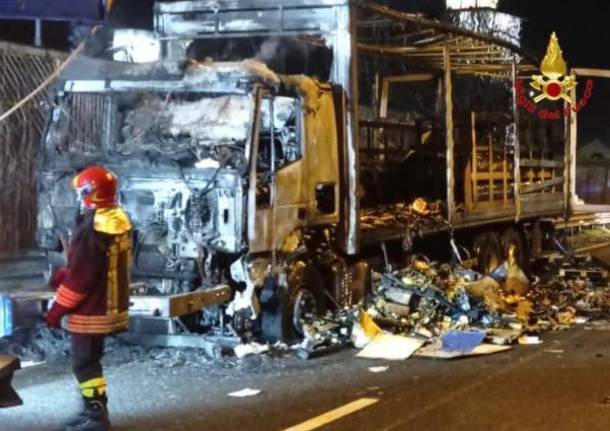 Camion in fiamme sulla 336 a Cardano al Campo: strada chiusa per circa un'ora