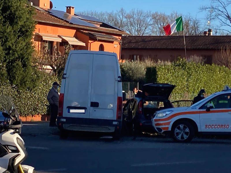 Angera, incidente tra un furgone e una vettura