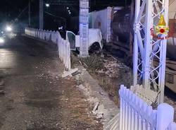 Furgone sui binari investito dal treno