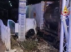 Furgone sui binari investito dal treno
