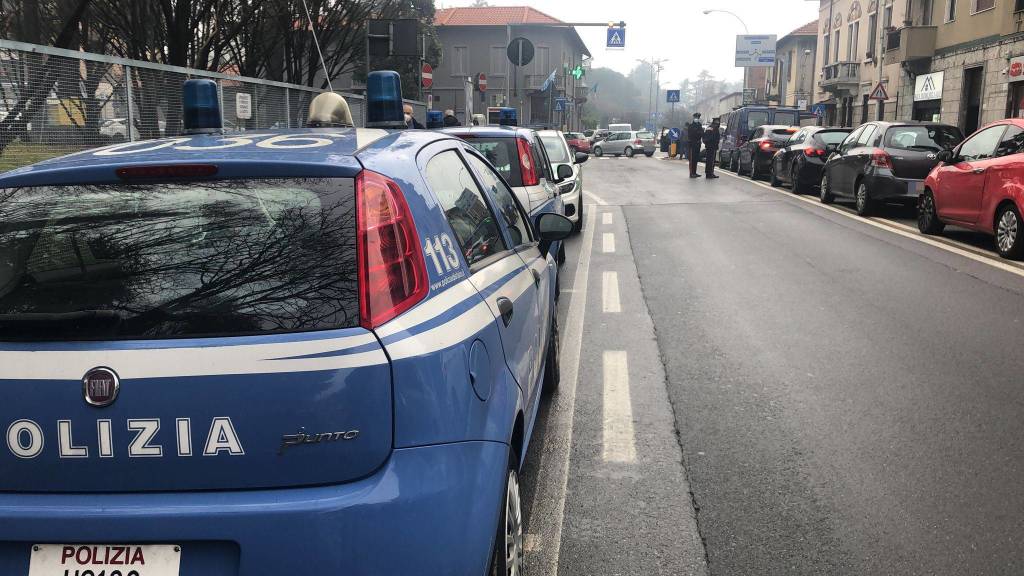 Code chilometriche per i tamponi al drive through al vecchio ospedale di Legnano