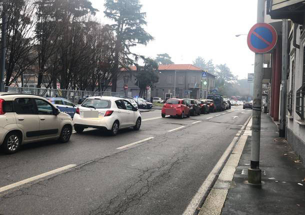 Code chilometriche per i tamponi al drive through al vecchio ospedale di Legnano