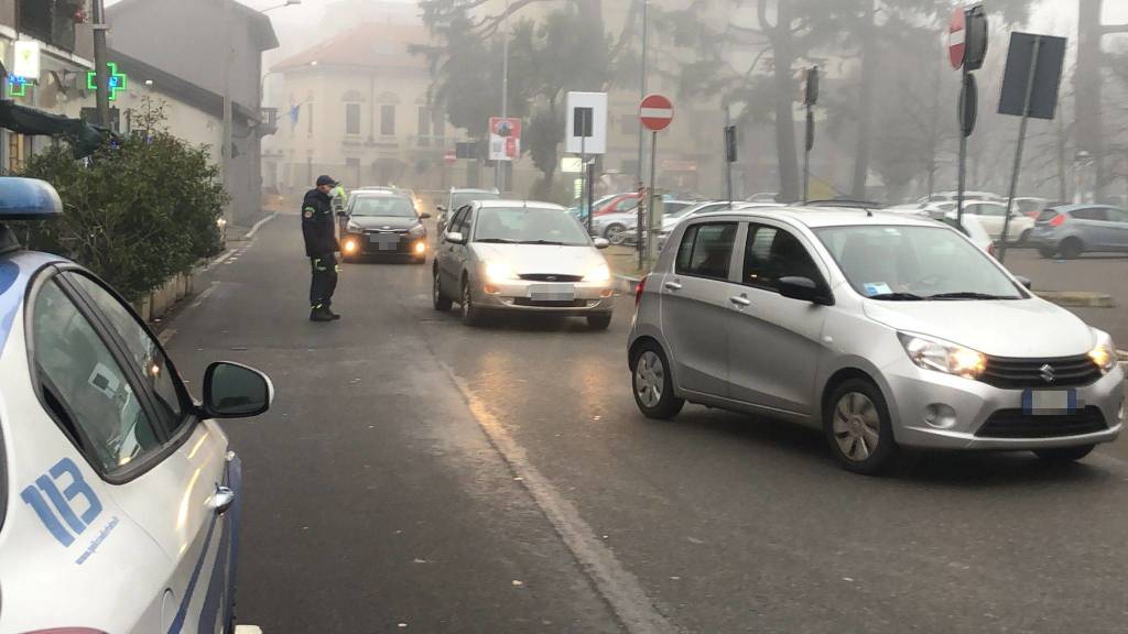 Continua la corsa ai tamponi a Legnano, traffico in tilt sul Sempione