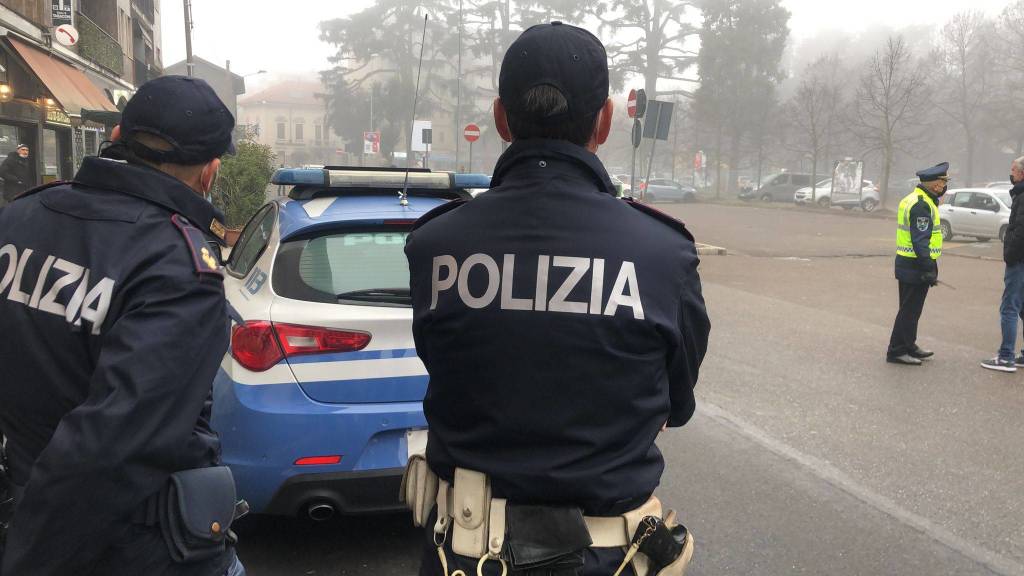 Continua la corsa ai tamponi a Legnano, traffico in tilt sul Sempione