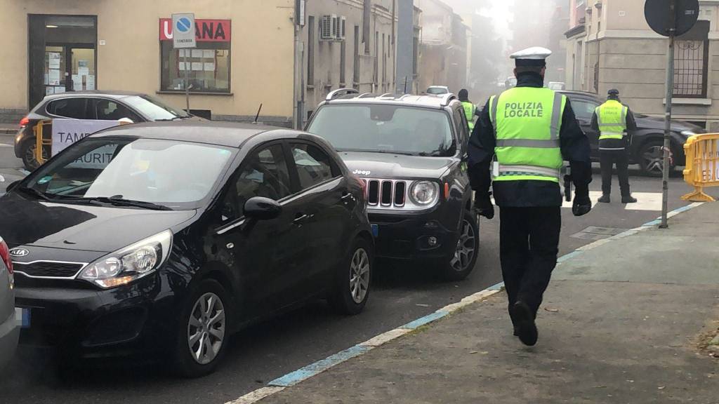 Continua la corsa ai tamponi a Legnano, traffico in tilt sul Sempione