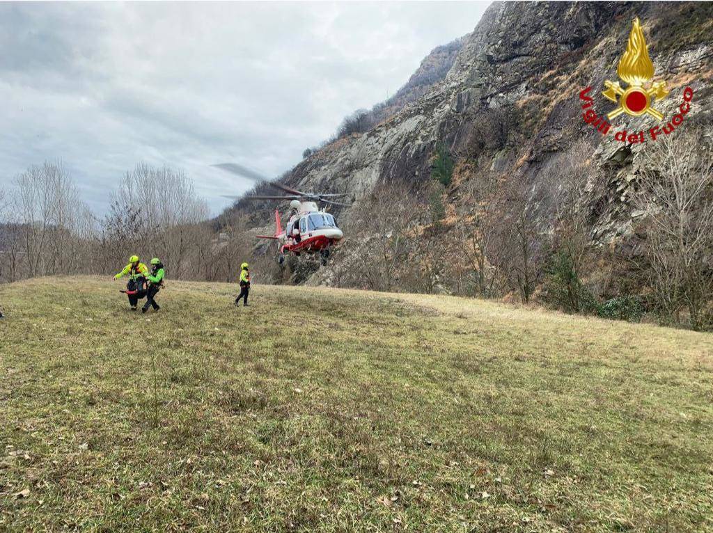I Vigili del fuoco salvano in elicottero un cane smarrito sul Mottarone