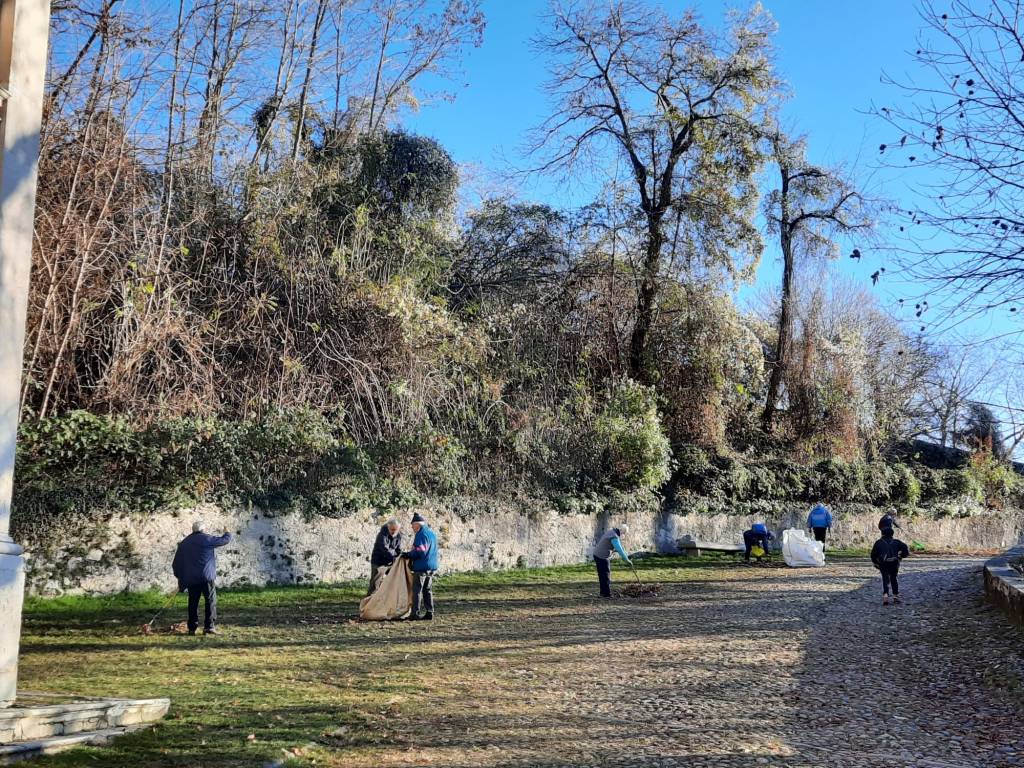 Il CAI di Varese pulisce la via Sacra del Sacro Monte