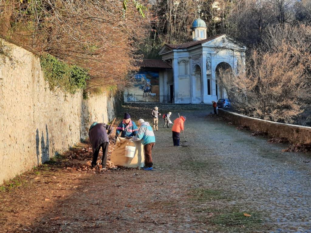 Il CAI di Varese pulisce la via Sacra del Sacro Monte