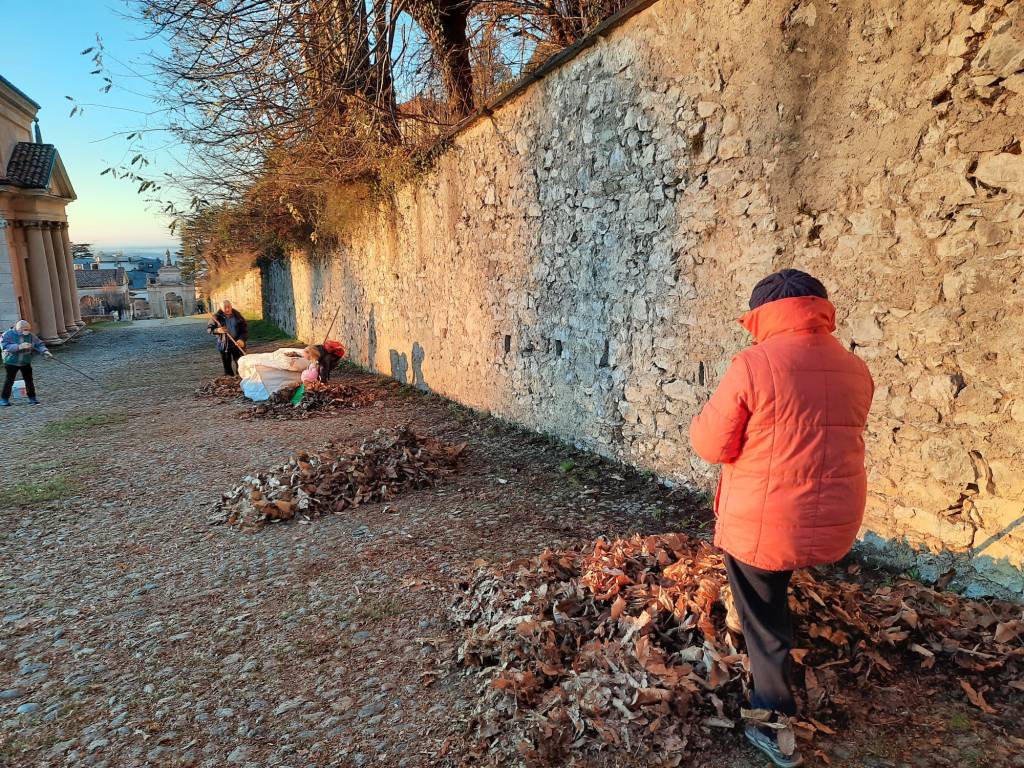 Il CAI di Varese pulisce la via Sacra del Sacro Monte