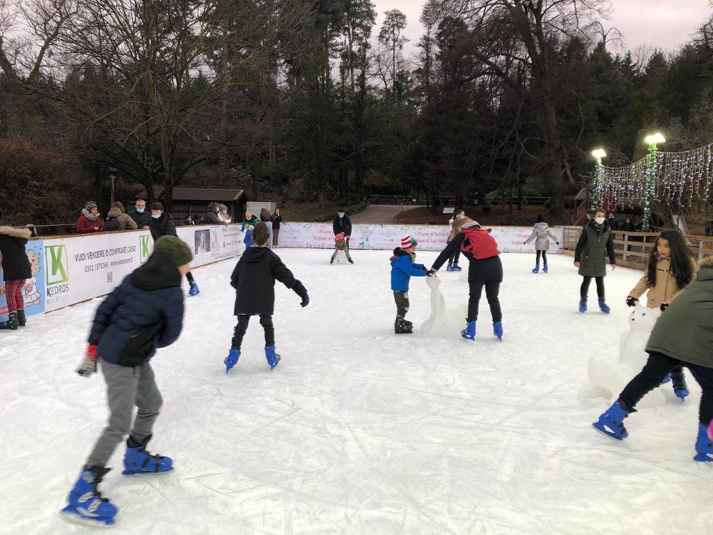 Inaugurata la pista di pattinaggio ai Giardini Estensi di Varese