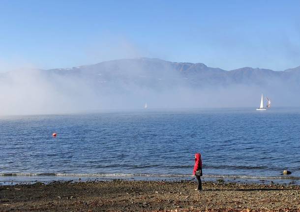 La nebbia del mattino sulle rive del Lago Maggiore a Cerro