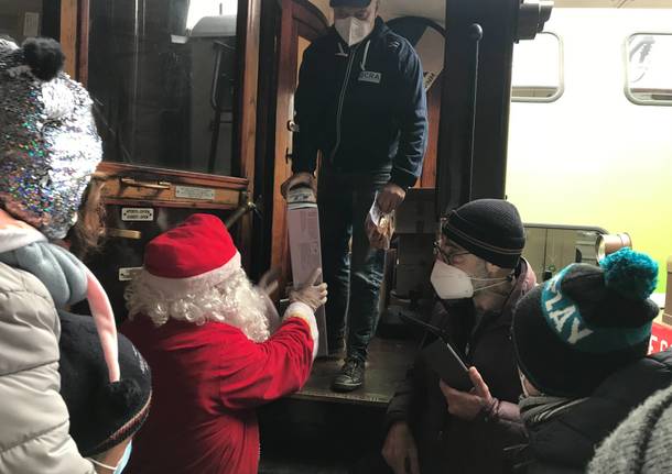 La Strenna Natalizia fa tappa al binario 1 della stazione di Saronno 