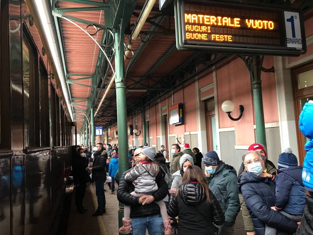 La Strenna Natalizia fa tappa al binario 1 della stazione di Saronno 