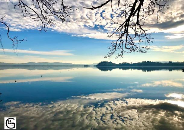 L’inverno illumina il lago di Varese