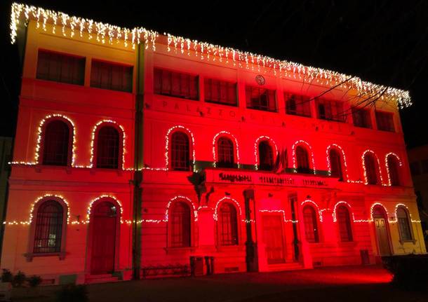 "Mi illumino di rosso", l'evento promosso dall'associazione tradatese Donna Oggi
