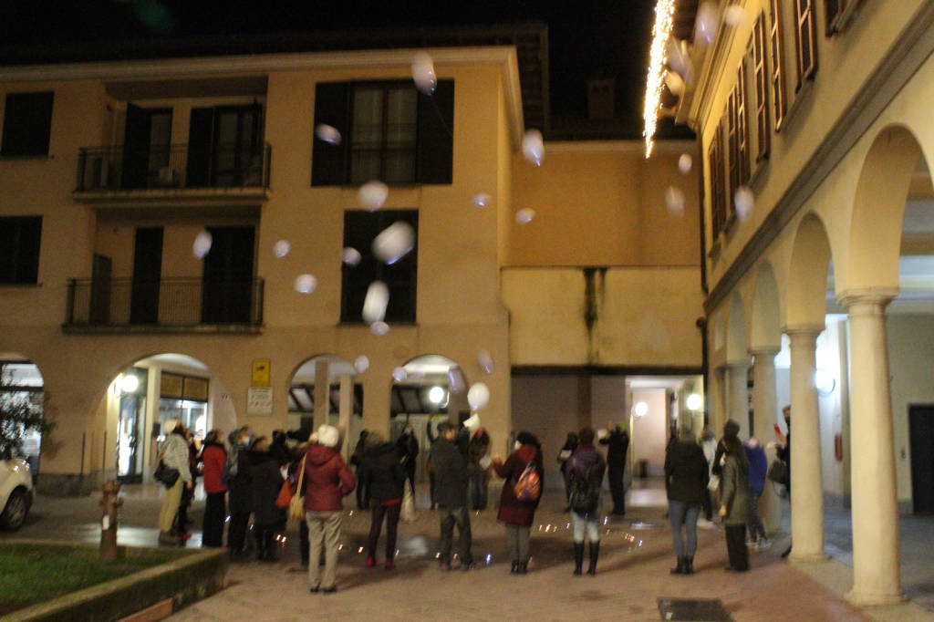 "Mi illumino di rosso", l'evento promosso dall'associazione tradatese Donna Oggi