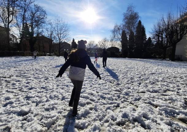 prima neve alla scuola primaria Galilei di Avigno