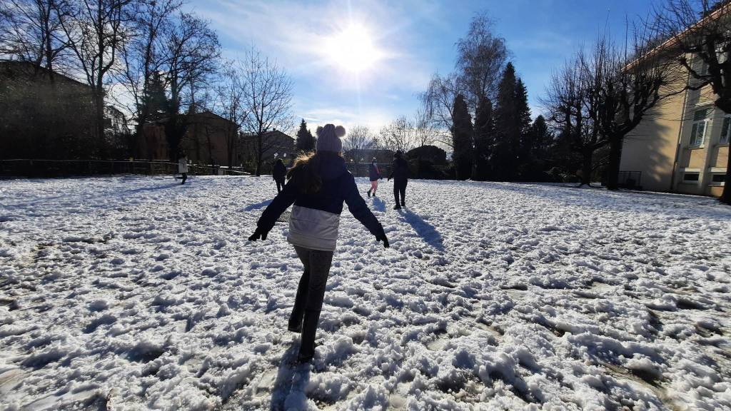 prima neve alla scuola primaria Galilei di Avigno