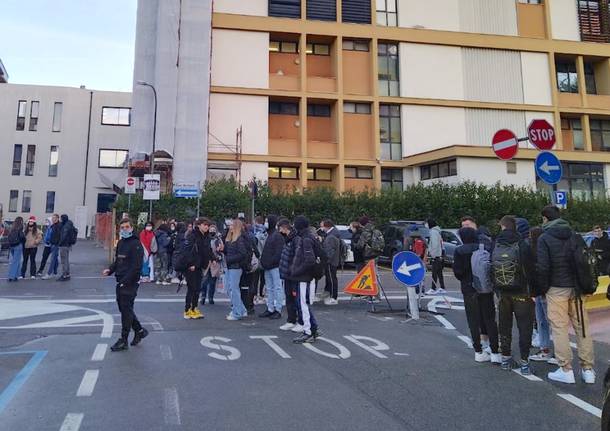 protesta studenti istituto einaudi