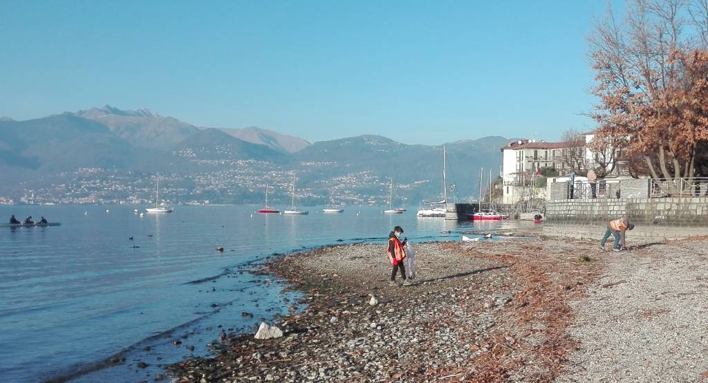 Pulizia del lungo lago di Cerro