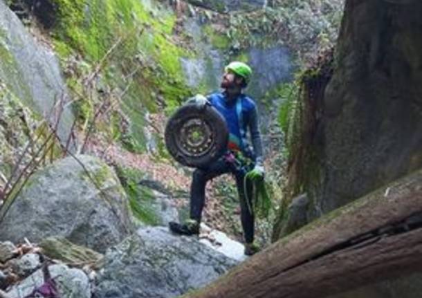 Pulizia del Torrente Bustecche a Varese: i volontari rimuovono gomme, pneumatici e lamiere