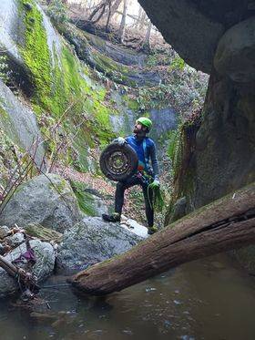 Pulizia del Torrente Bustecche a Varese: i volontari rimuovono gomme, pneumatici e lamiere