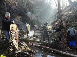 Pulizia del Torrente Bustecche a Varese: i volontari rimuovono gomme, pneumatici e lamiere
