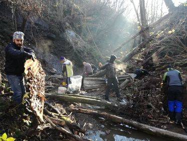 Pulizia del Torrente Bustecche a Varese: i volontari rimuovono gomme, pneumatici e lamiere