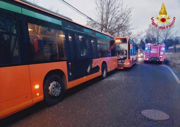 Scontro tra due bus a Varese