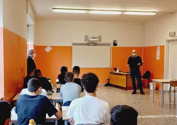 studenti maggiolini a lezione dal sindaco di Parabiago