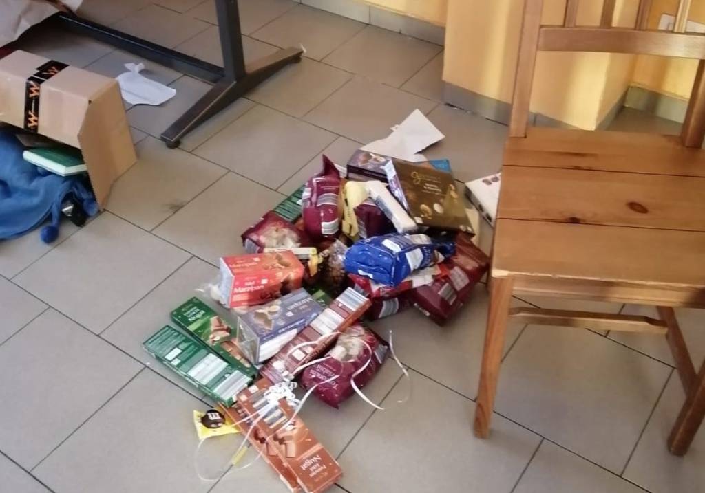 Vandali e ladri rubano pacchi di Natale in parrocchia a Borsano