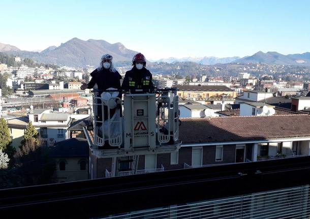 La befana dei Vigili del Fuoco arriva con l’autoscala al Del ponte