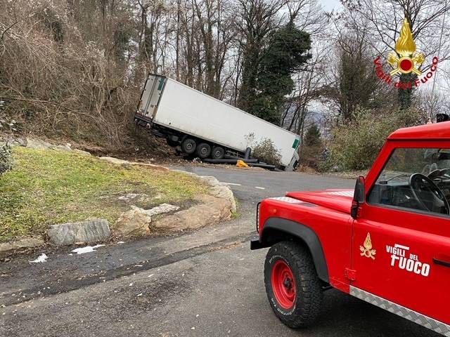 Camion fuori strada a Cadegliano Viconago