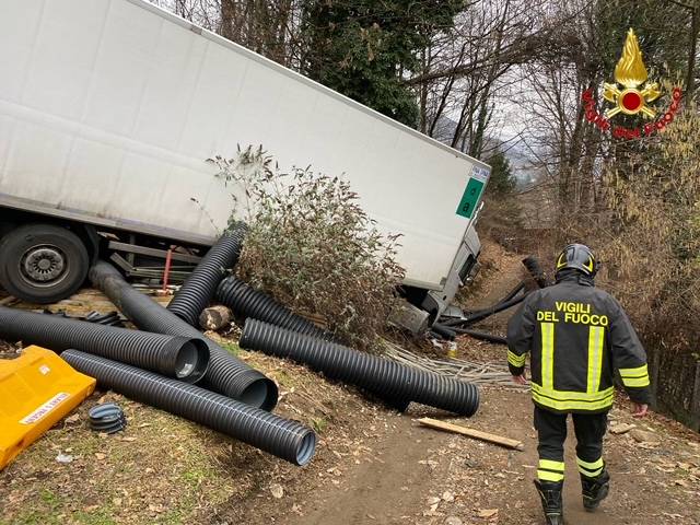 Camion fuori strada a Cadegliano Viconago