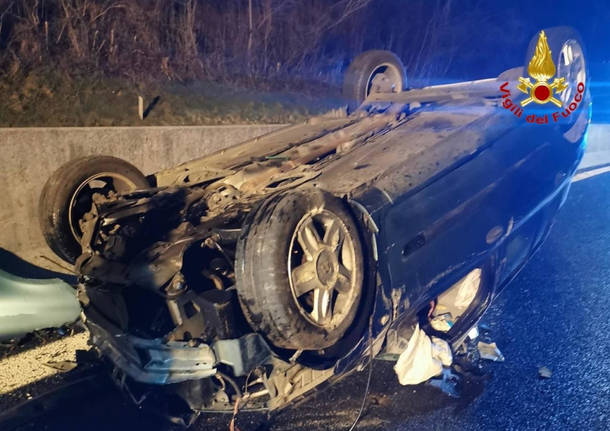 Schianto nella notte sulla superstrada a Besozzo